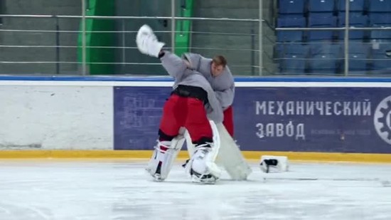 Молодежка бакин забивает. Сеня Бакин Молодежка. Молодежка драка.