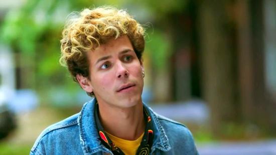 Смотреть онлайн сериал 90е. Весело и громко 1 сезон 6