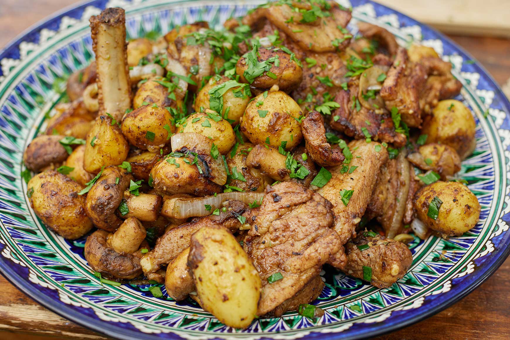 Картошка с мясом и грибами в мультиварке