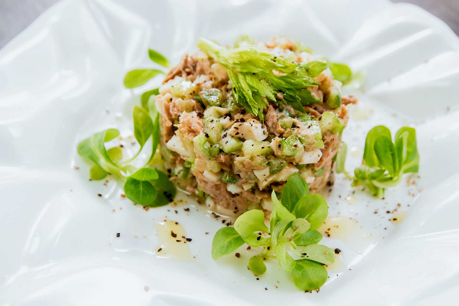 Салат с тунцом, яйцами, огурцами и кукурузой