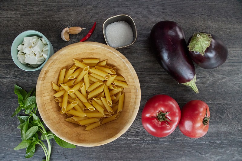 Вкусные баклажаны с макаронами и овощным соусом в сковороде вок — пошаговый рецепт с фото