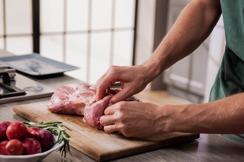 Мясо свинины кусками в рукаве для запекания духовке
