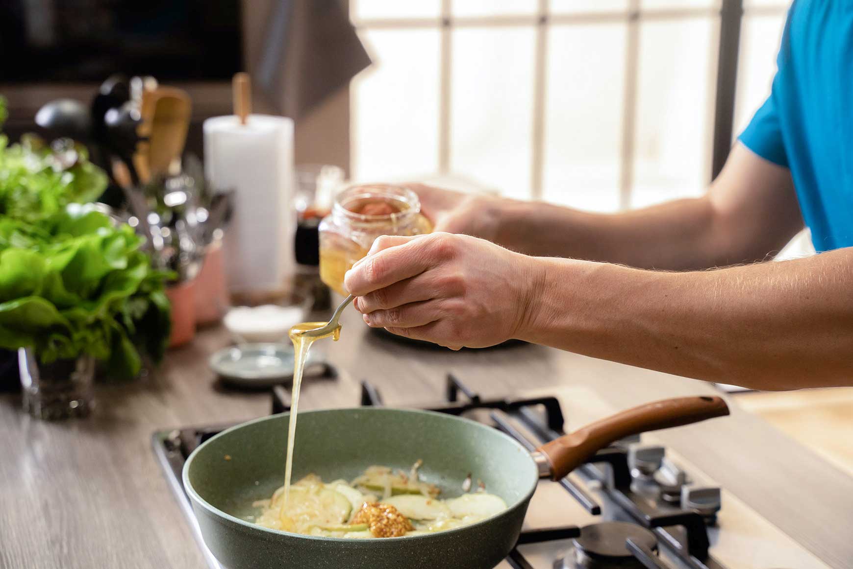 Рецепт печени по-берлински с яблоками и луком