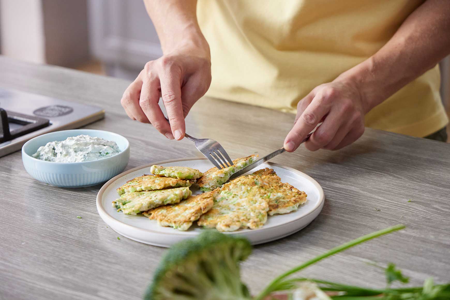 Рецепт куриных оладий с брокколи и соусом «Ранч»