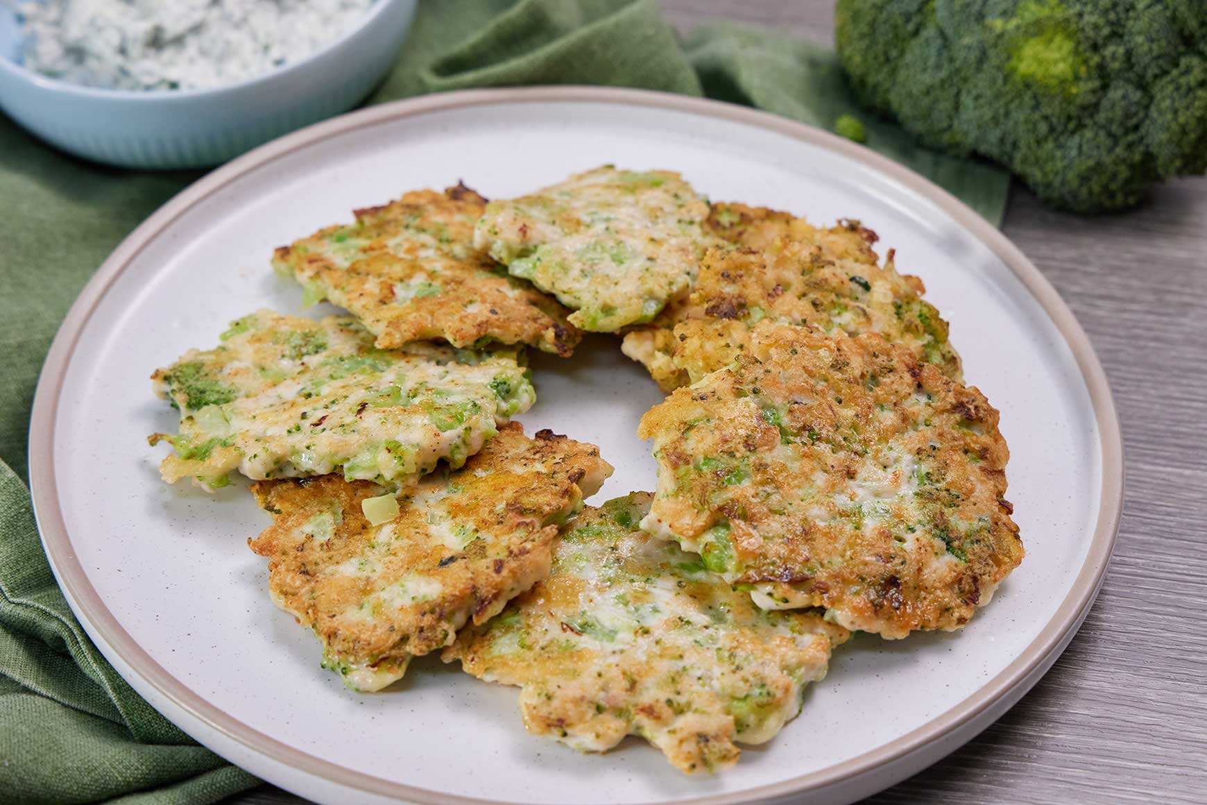 Рецепт куриных оладий с брокколи и соусом «Ранч»