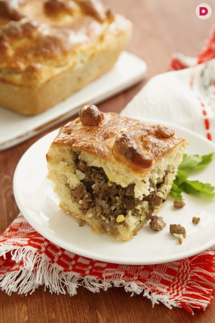 Национальное русское блюдо кулебяка с мясом
