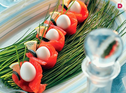 Перепелиные яйца, завернутые в семгу