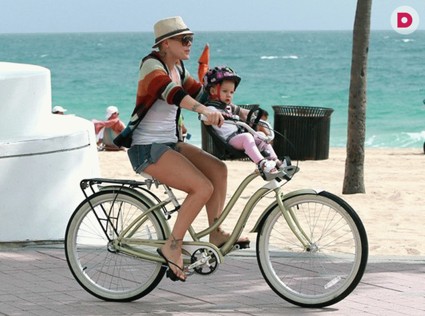 Звезды на велосипедах: 15 модных образов