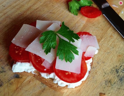 Школьные завтраки: бутерброд со свежим сыром