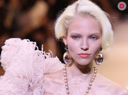 Прическа на свадьбу: 5 идей от кутюр