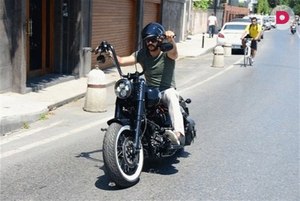 Уроки вождения: Бурак Озчивит сел на мотоцикл