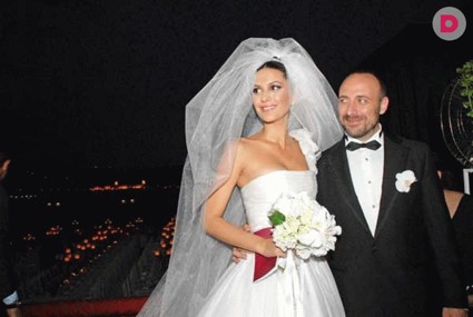 Халит Эргенч и Бергюзар Корель отмечают свадьбу