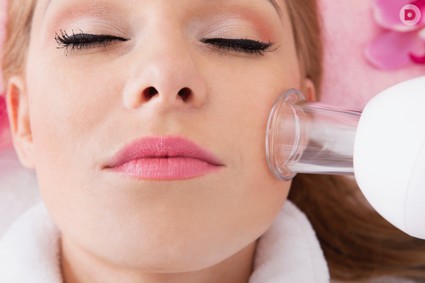 Как самостоятельно произвести вакуумный массаж лица при помощи банок