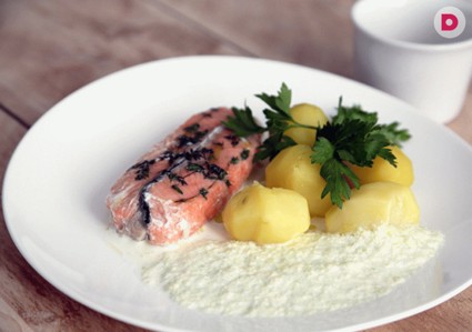 Семга на пару с картофелем и винным соусом