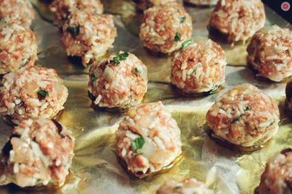 Удивите своих домашних приготовлением тефтелей с рисом в соусе