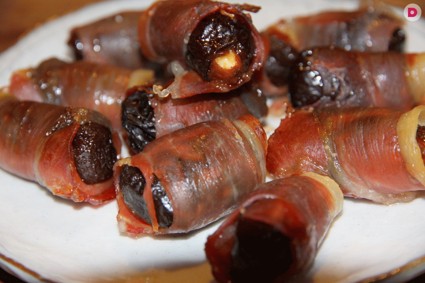 Дьяволята скачут на коне на новогодний стол