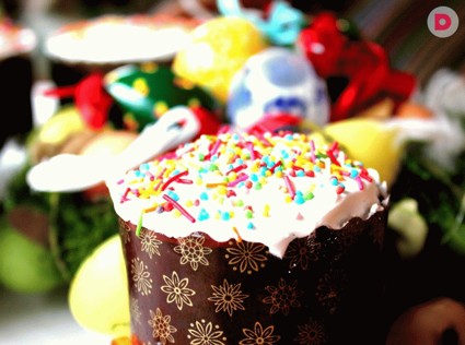 Куличи и пасхальный ореховый рулет 