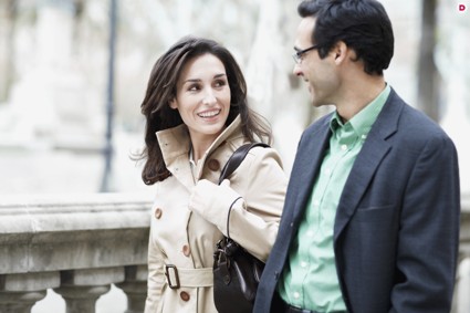 Как привлечь внимание мужчины: 6 легких способов 