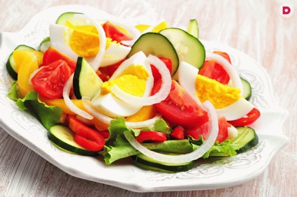 Подаем к столу салат из помидоров, яиц и огурцов