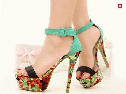 Звездный тренд: туфли с ремешком