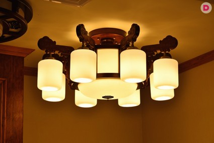 Освещение натяжных потолков: выбор люстры