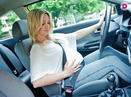 Будущая мама за рулем