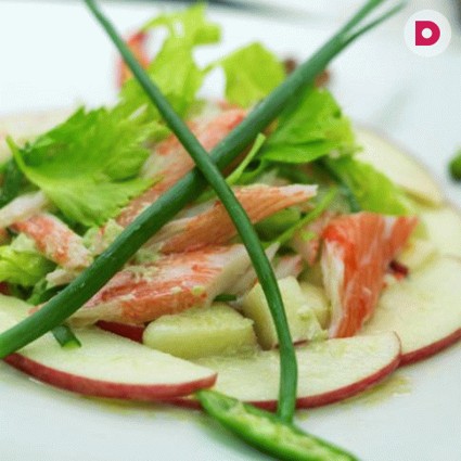 Салат с яблоками и крабовыми палочками: 5 оригинальных рецепта