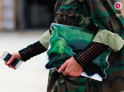 Модно: Сумка цвета изумруд