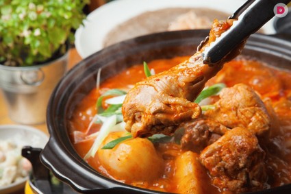 Курица с картошкой, запеченная в горшочках