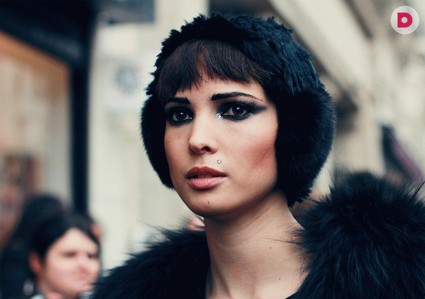 В тренде: меховые косынки и шапки-капюшоны