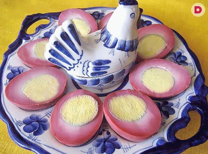 Пасхальные яйца, крашеные в свекле