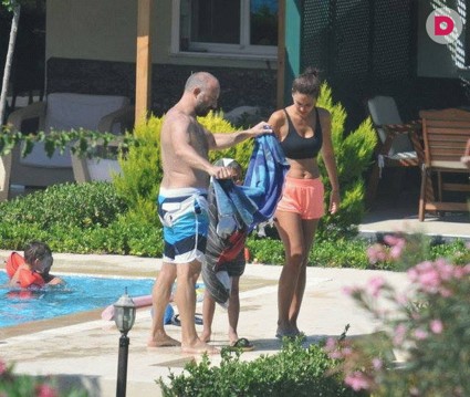 Водные процедуры: актеры «Великолепного века» на пляжах Турции