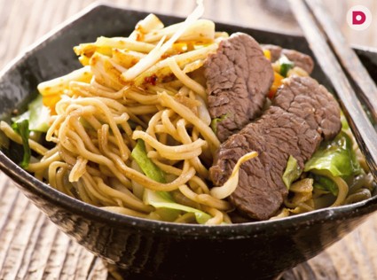 Яичная лапша и стейк рибай в азиатском стиле