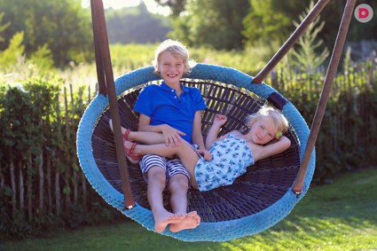 Развлекаем малыша: как сделать качели своими руками?