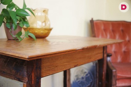 Уход за мебелью: удаление следов от клея