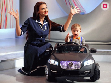 Как Эвелина Блёданс  совмещает карьеру и материнство