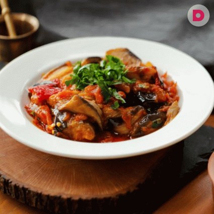 Как вкусно и просто потушить баклажаны с помидорами