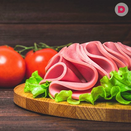 Быстрый салат из колбасы и помидоров