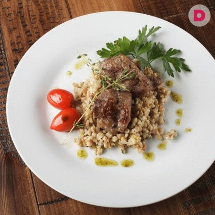 Сытно и без затей: перловая каша с тушенкой