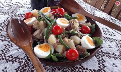 Подаем к столу на радость гостям салат из тунца и помидоров