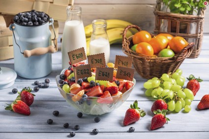 Отличный завтрак в виде фруктового салата с йогуртом